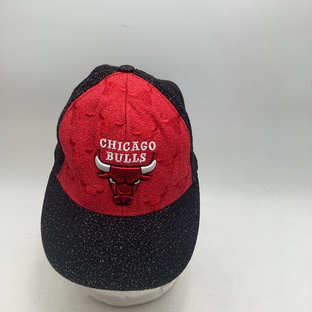 Reebok Chicago Bulls NBA Fitted Hat Red Black Textured Size 7 Cap Mens Baseball